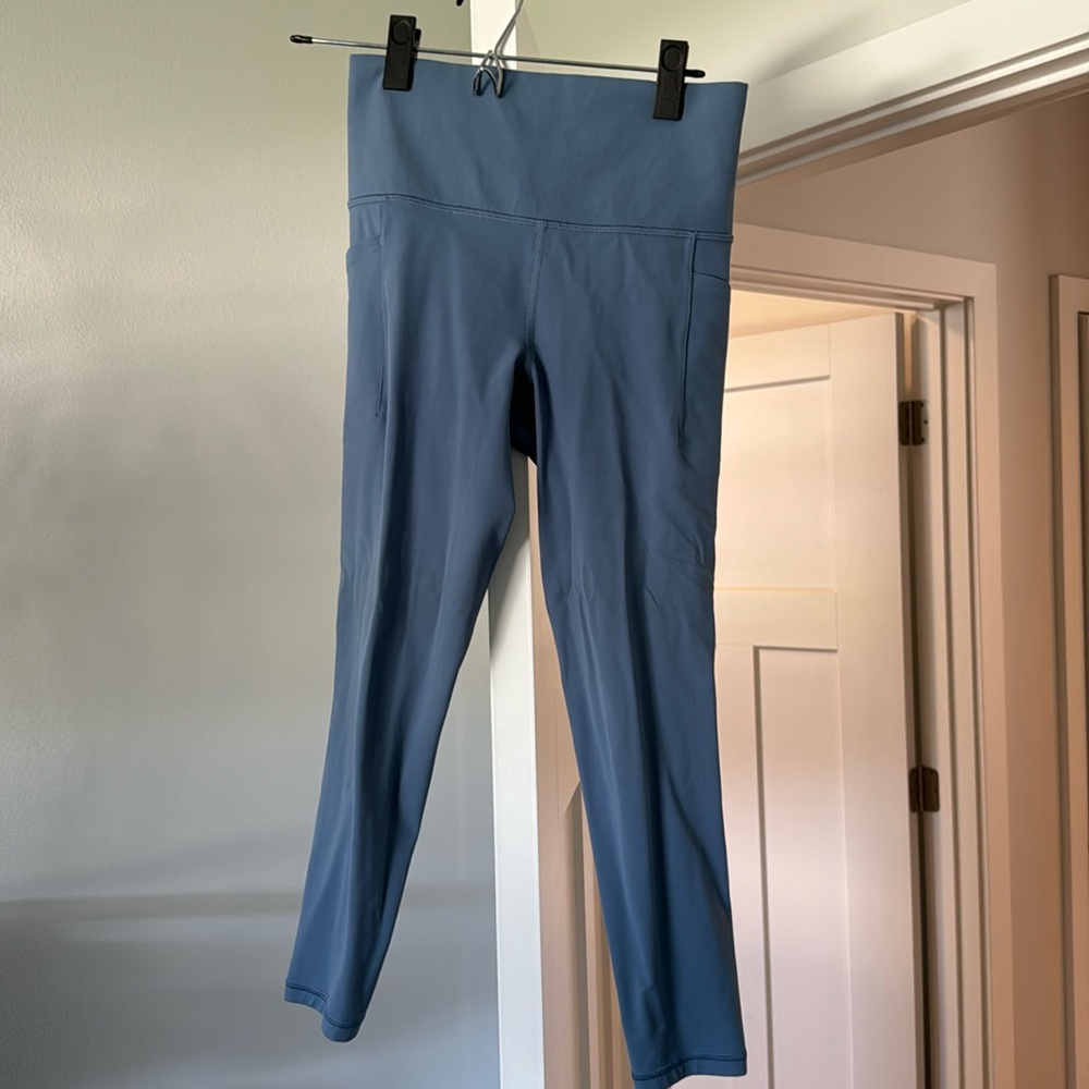 Like New Athleta Salutation Stash Pocket II 7/8 tight